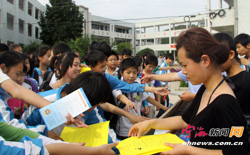 日前,胡陈乡司法所与综治部门联合在胡陈中学举办了以"青少年与合成