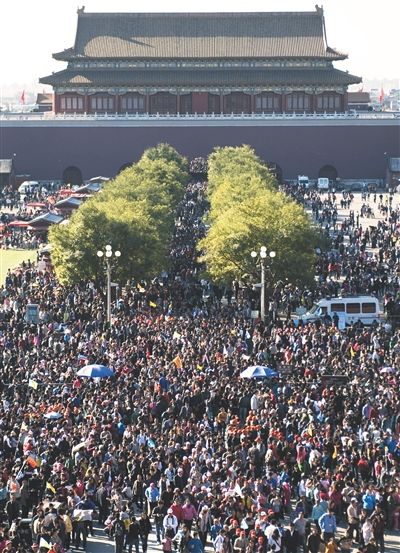 ���գ��ʹ���ڣ��ο͵ȴ����롣����8ʱ��ʼ���ʹ���Ʊ�ھ����𳤶ӣ����Ź㳡��ͷ�ܶ��������׵Ķ����������ۡ� ��Դ���¾��� ���� ��� ��