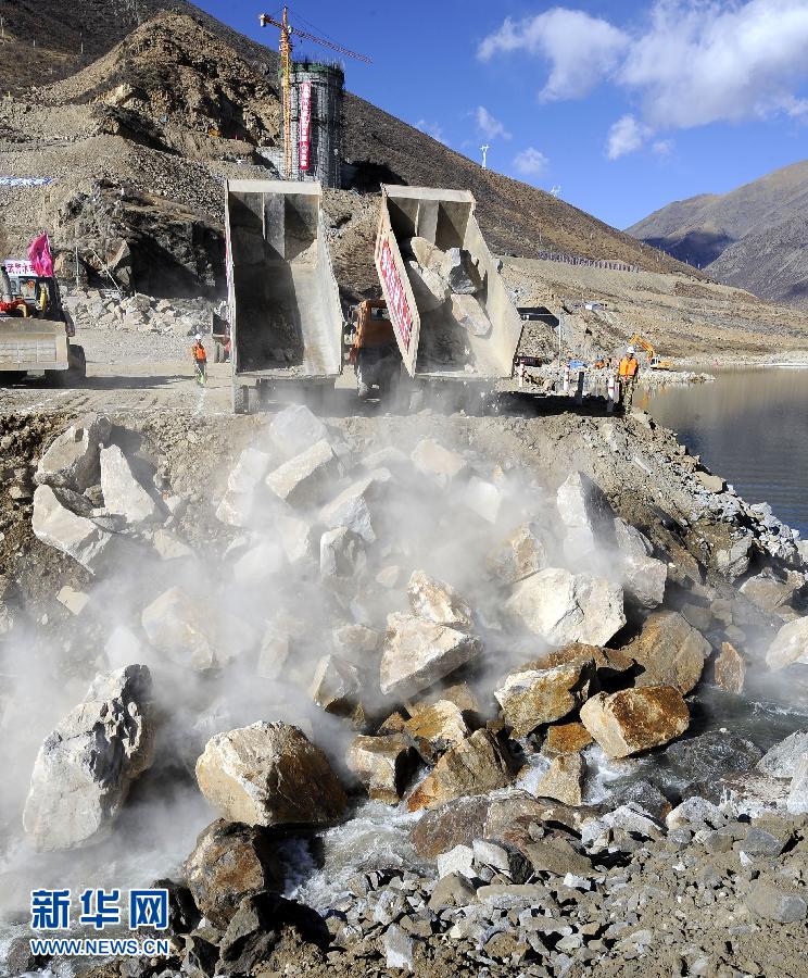 "西藏三峡"水利枢纽工程大江截流成功