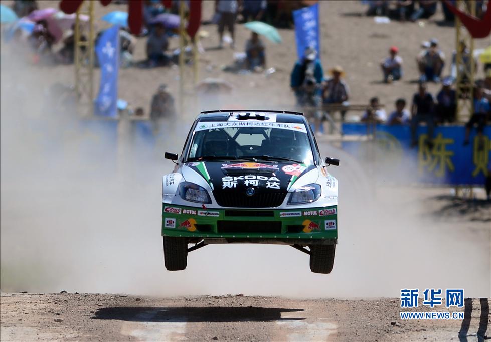 张掖汽车拉力赛进行超级赛段比赛