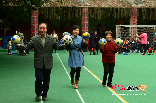 县跃龙中心幼儿园为退休老师量身订制球热身球