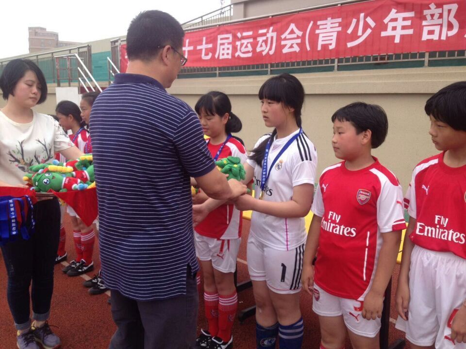 强蛟小学女子足球队喜获市运会冠军