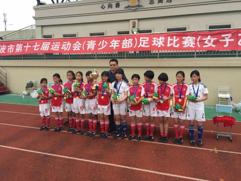 强蛟小学女子足球队喜获市运会冠军