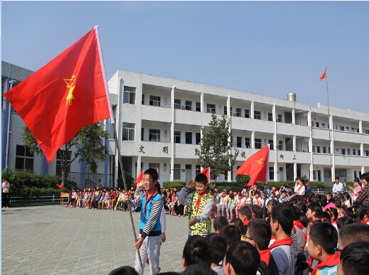 三角红领巾,四方少先队