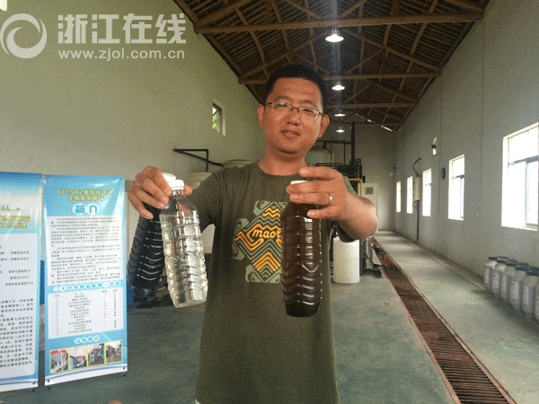 秦唐勇左手拿着沼气原液,右手拿着处理后的中水和液体有机肥.gif 秦唐勇左手拿着沼气原液,右手拿着处理后的中水和液体有机肥.gif